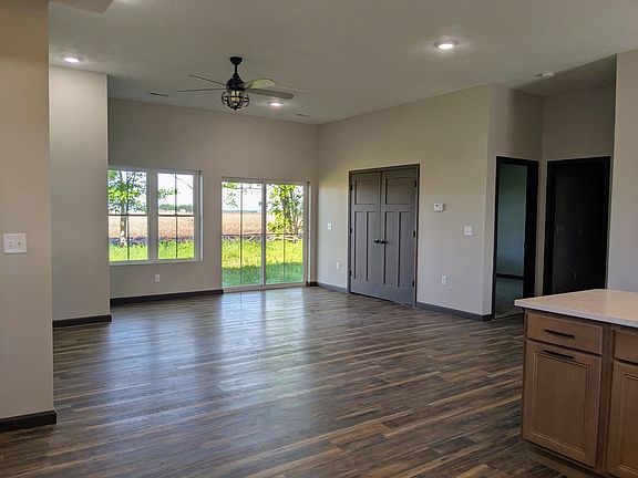 5th image of 521 Dewolf St
