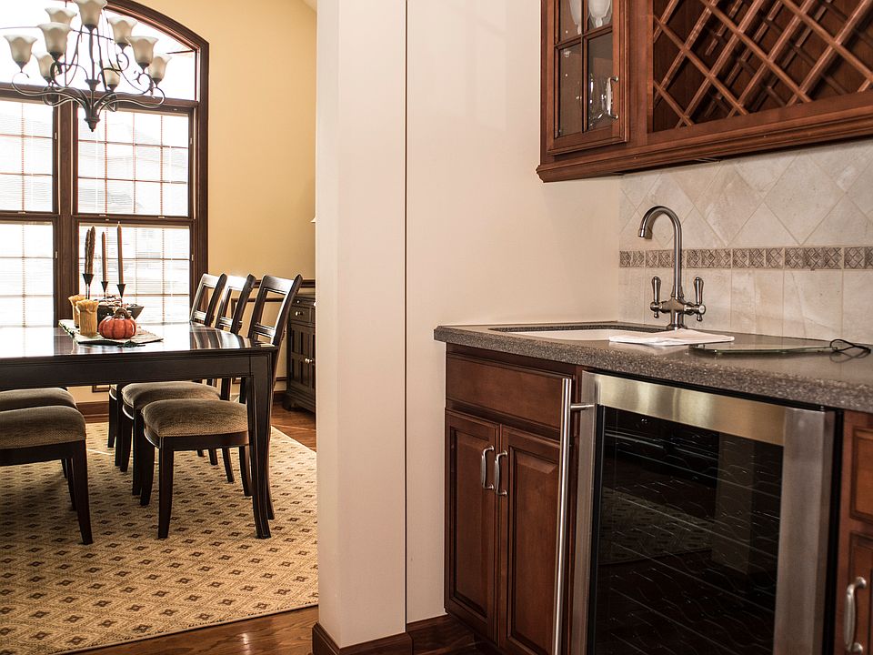 Butlers pantry w/wine cooler