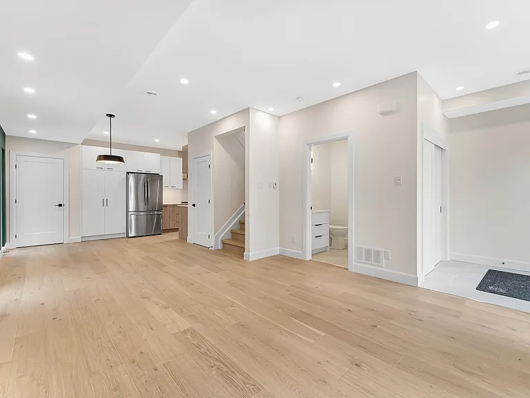 847 Woodroffe Ave #A — Photo 6