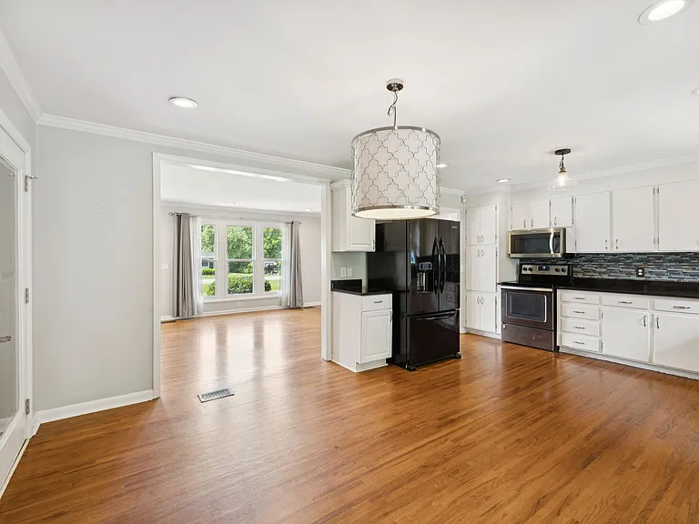 314 Derby Ln — Photo 8
