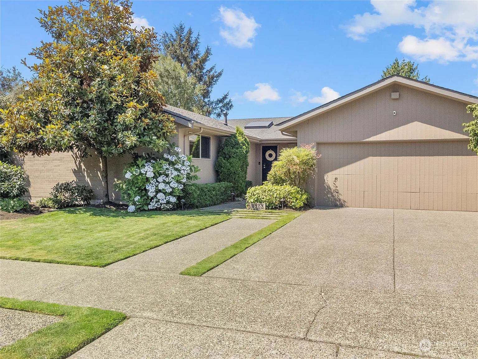 8703 Fauntlee Crest SW photo 1