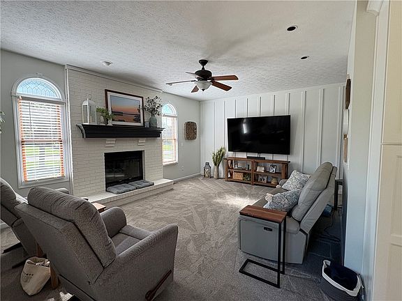 3rd image of 281 Southwood Trl