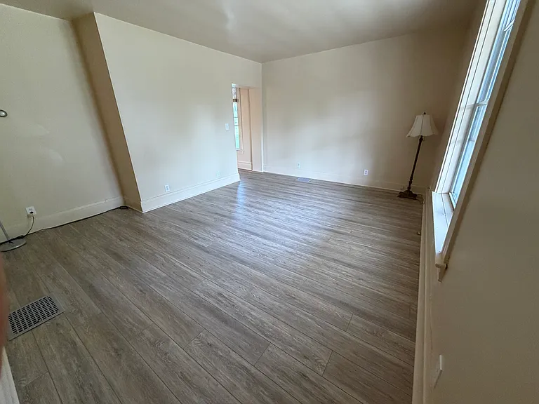 Livingroom 16' 9" x 12' 6"