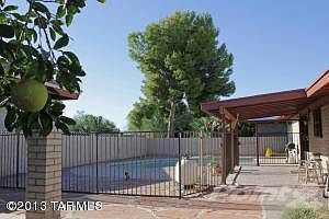 Sparkling Pool & Flagstone Deck