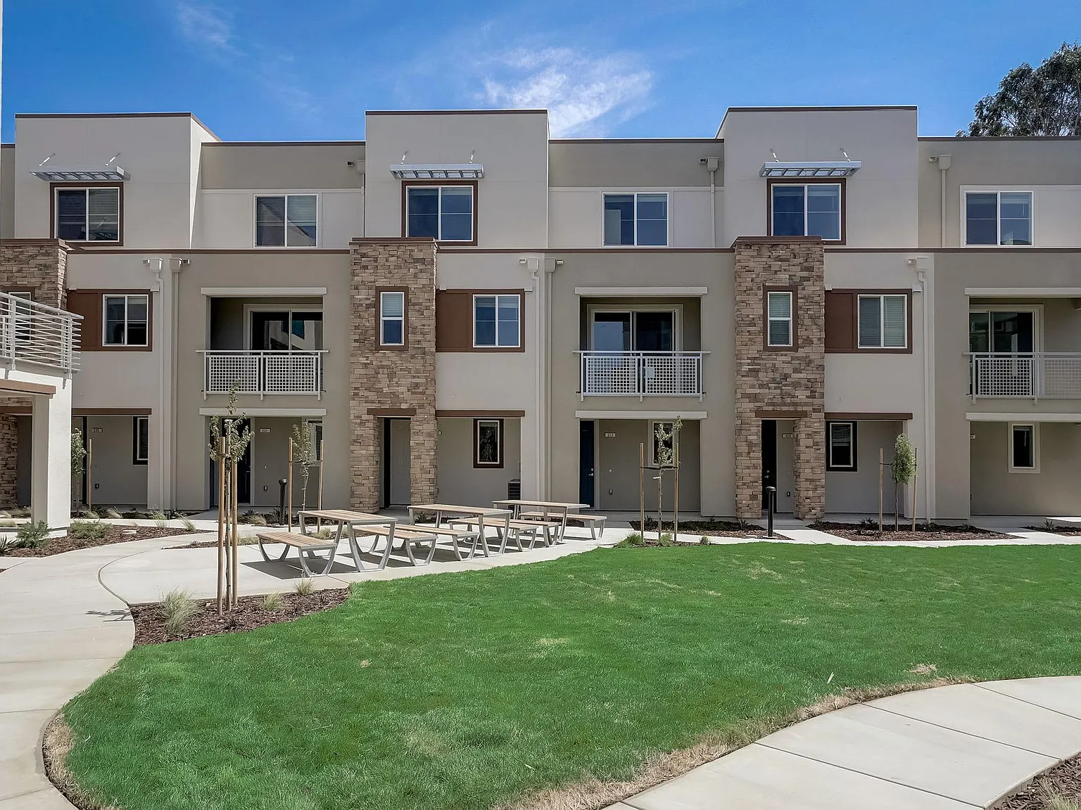 Estaire Luxury Townhomes — Photo 3