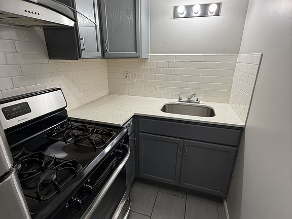 4th image of 4130-4132 Fisher St #4132-3