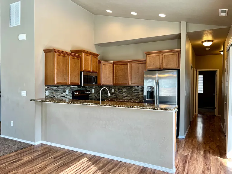 116 S Reliance Ave — Photo 8