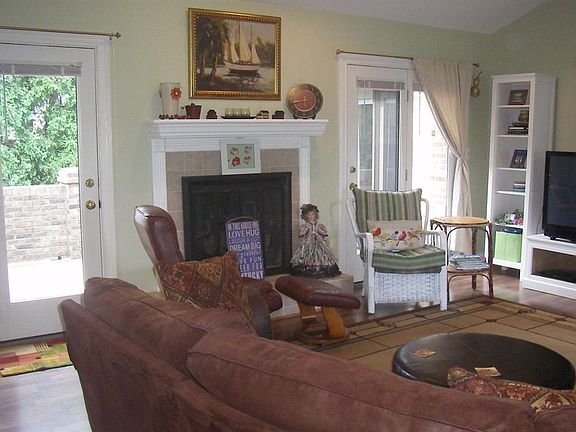 3rd image of 1105 Clovelly Ct