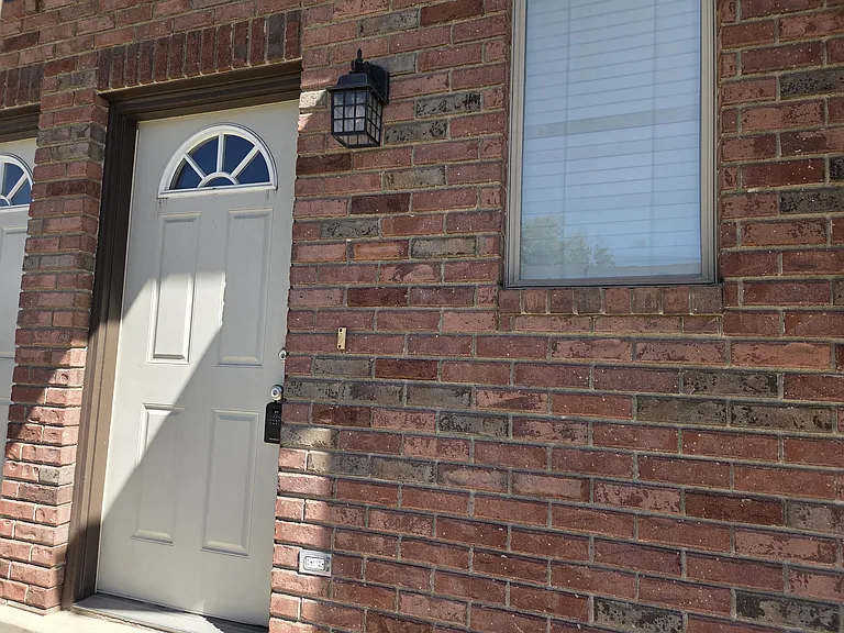 212 W Lyman Ln — Photo 3