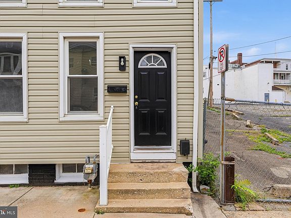 3rd image of 740 E Clarke Ave