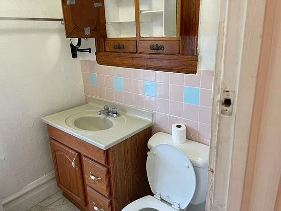 3rd image of 2430 W Gunnison St #1