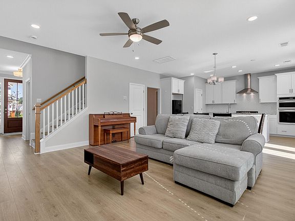 3rd image of 490 Eagleview Dr