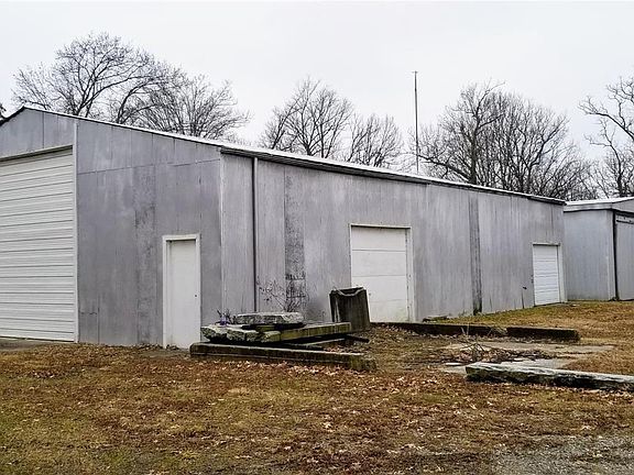 4th image of 3979 Lake St