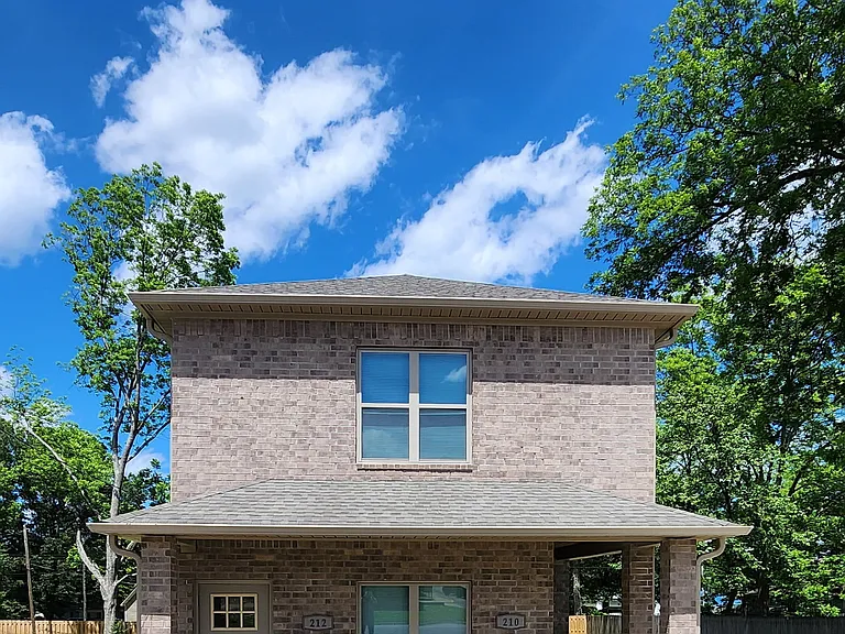W Hickory St — Photo 1