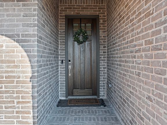 2nd image of 1332 Thompson Rd