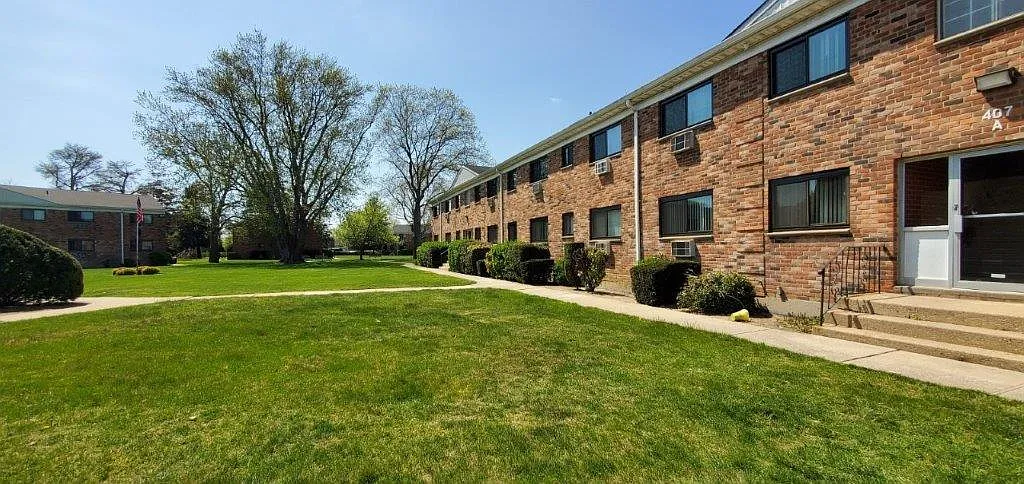 Fairfield Hedges at Bay Shore — Photo 1