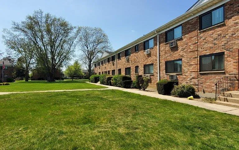 Fairfield Hedges at Bay Shore — Photo 1