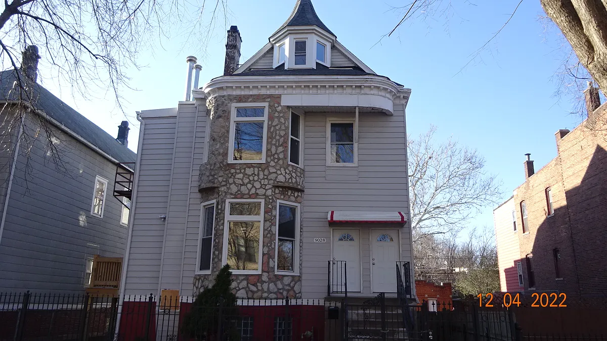Photo 1 of 4 - 9028 S Escanaba Ave #102 - Chicago, IL Primary Photo - 9028 S Escanaba Ave #102