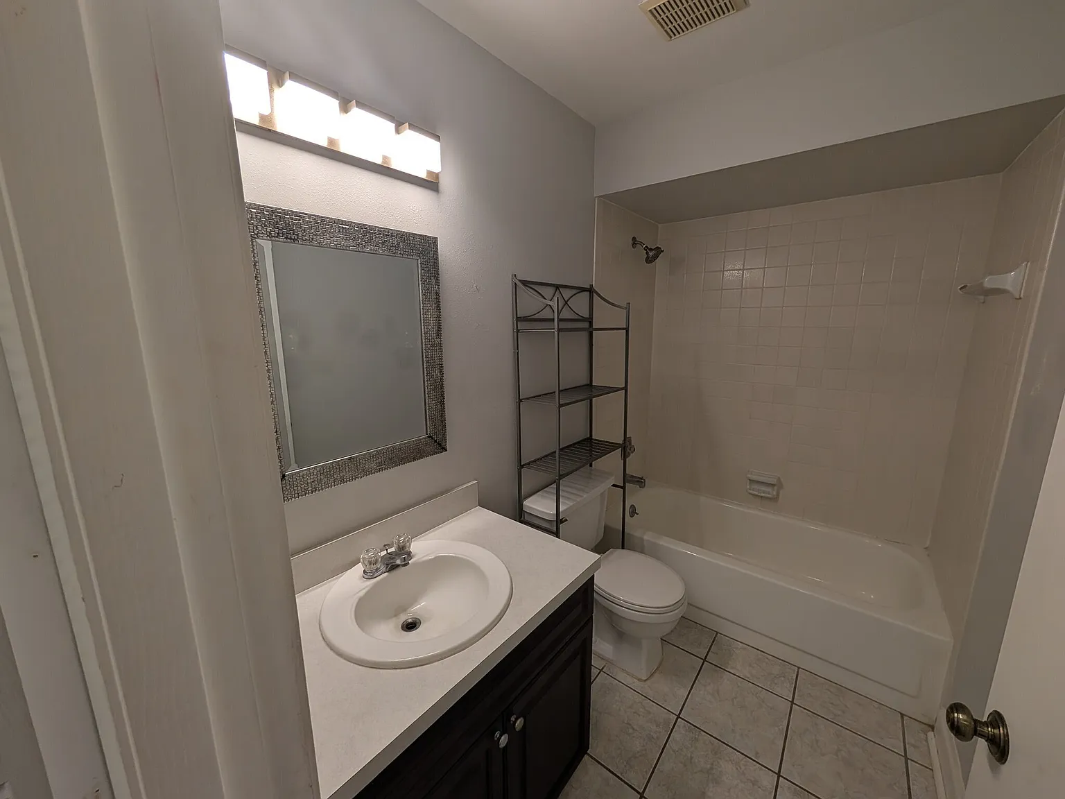 2 bed, 1036 sqft, $1,595 — Photo 3