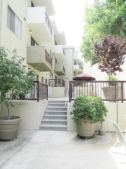 Los Feliz Summit Apartments — Photo 17