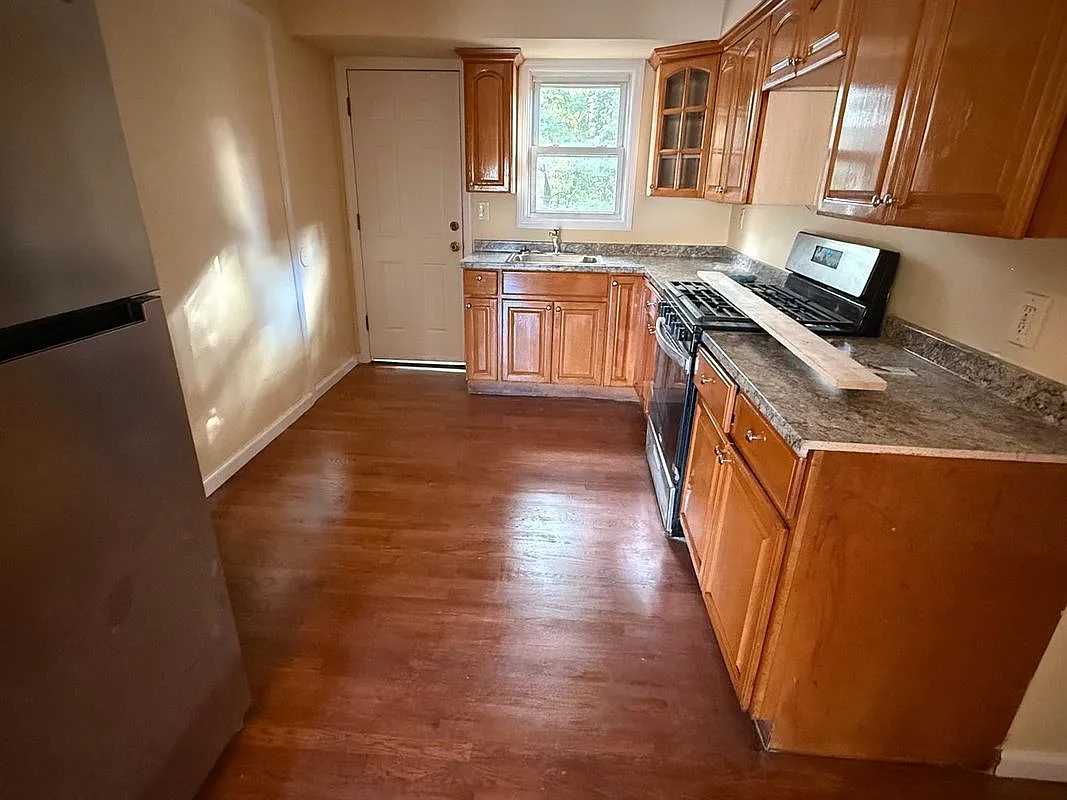 5 bed, 2.5 bath, 4000 sqft, $5,000 — Photo 2