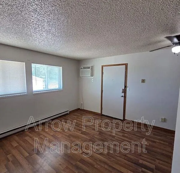 906 E E St #D — Photo 2
