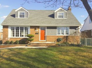 28 Shortridge Dr, Mineola, NY 11501