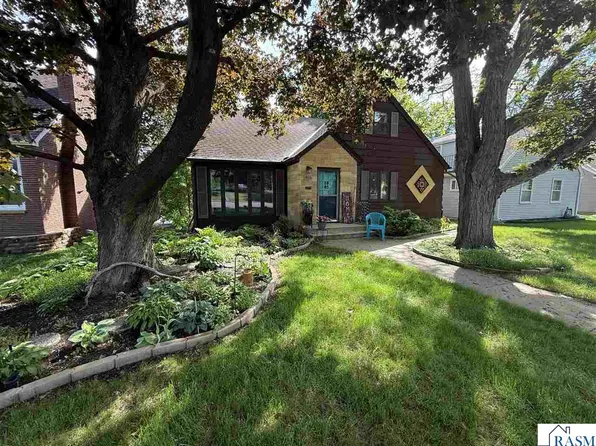 805 S Broadway St, New Ulm, MN 56073