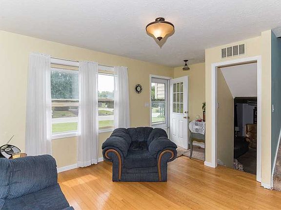 3rd image of 107 Fox Cir