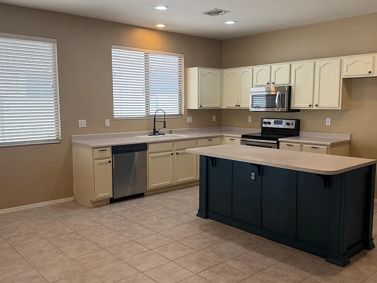 6160 W Oraibi Dr — Photo 2