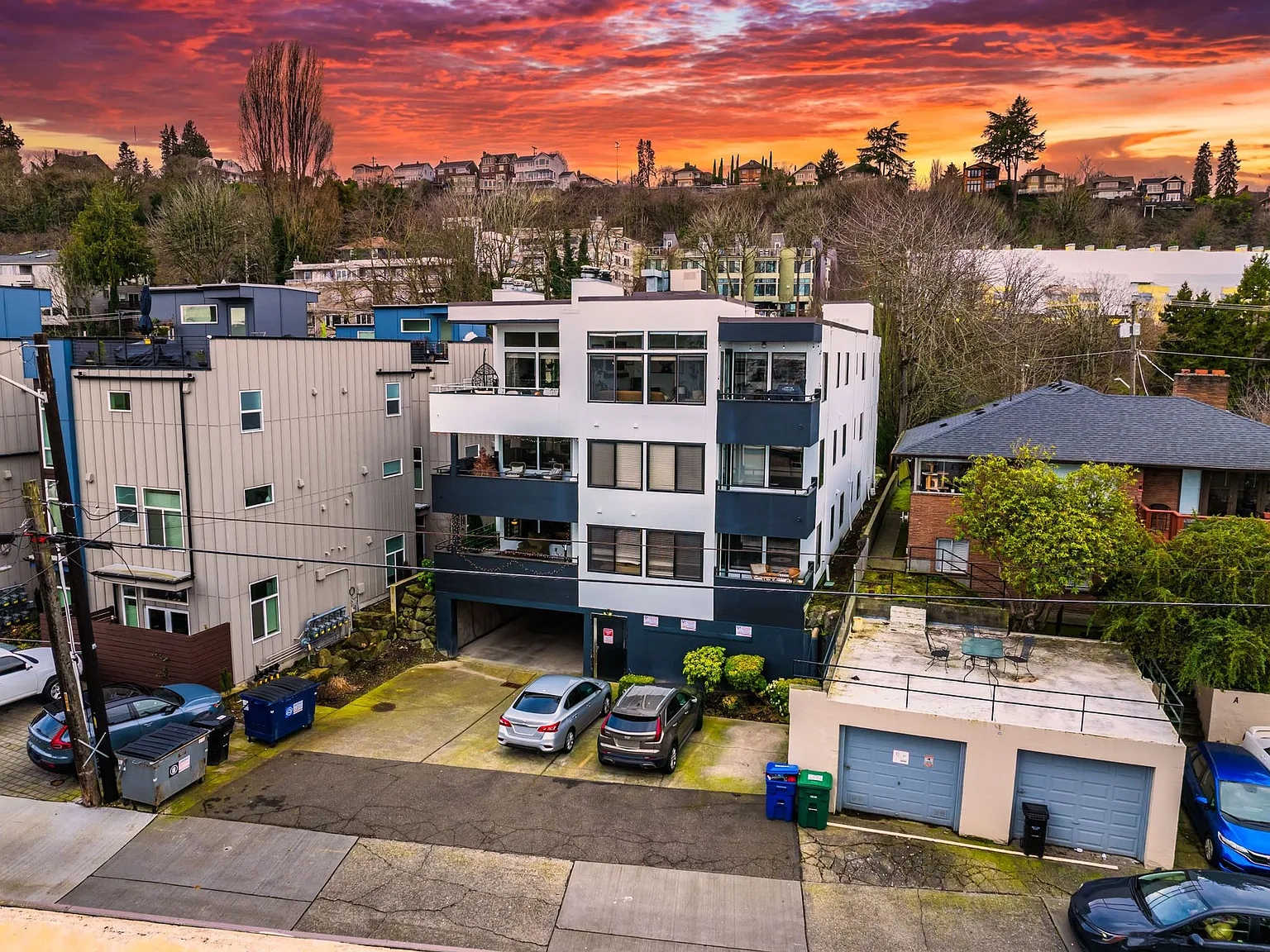 Large 2 Bedroom, 2 Bathroom, Washer and Dryer in Unit, Great Location! — Photo 2