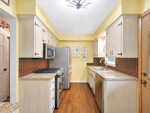 3rd image of 1123 43 1/2 Ave NE
