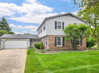 1528 Apache Dr, Naperville, IL 60563