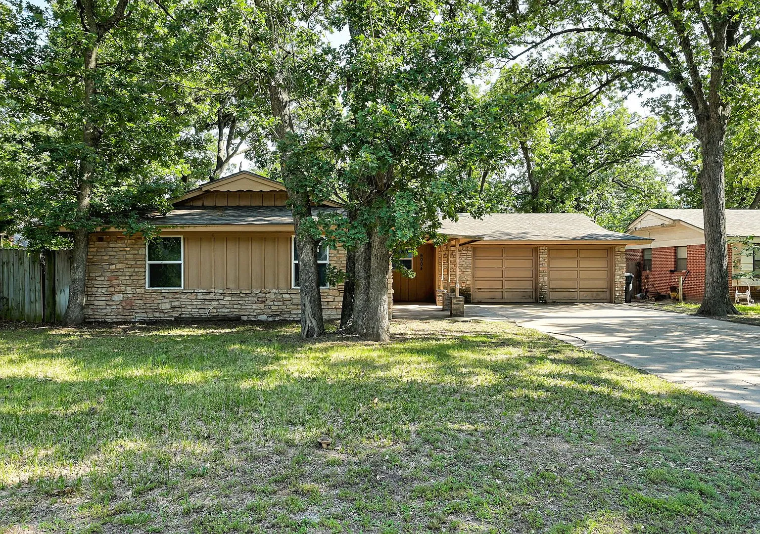 Charming 3-Bed, 1.5-Bath Home with 2-Car Garage Near NW 23rd & MacArthur — Photo 2