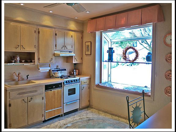 Spacious kitchen out to pati