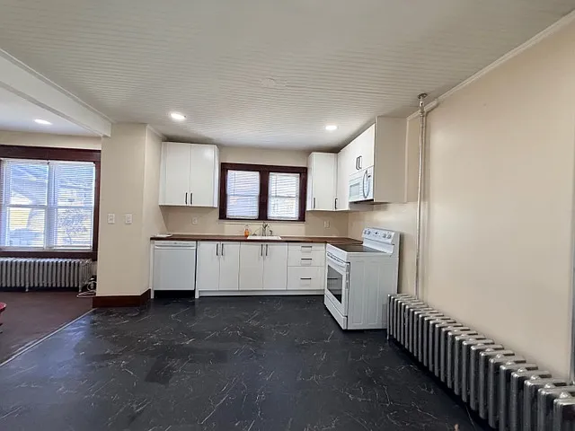 3 bed, 2800 sqft, $2,300 — Photo 2
