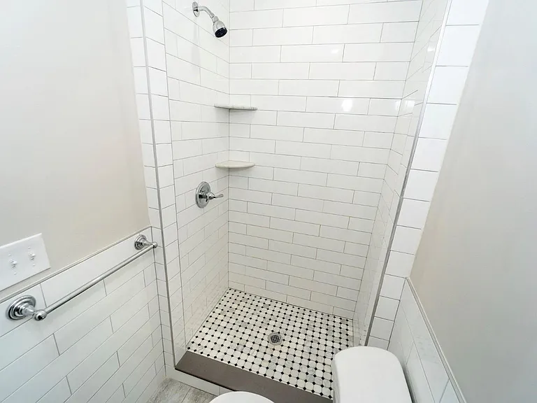 420 Saint Pauls Ave #1R — Photo 5
