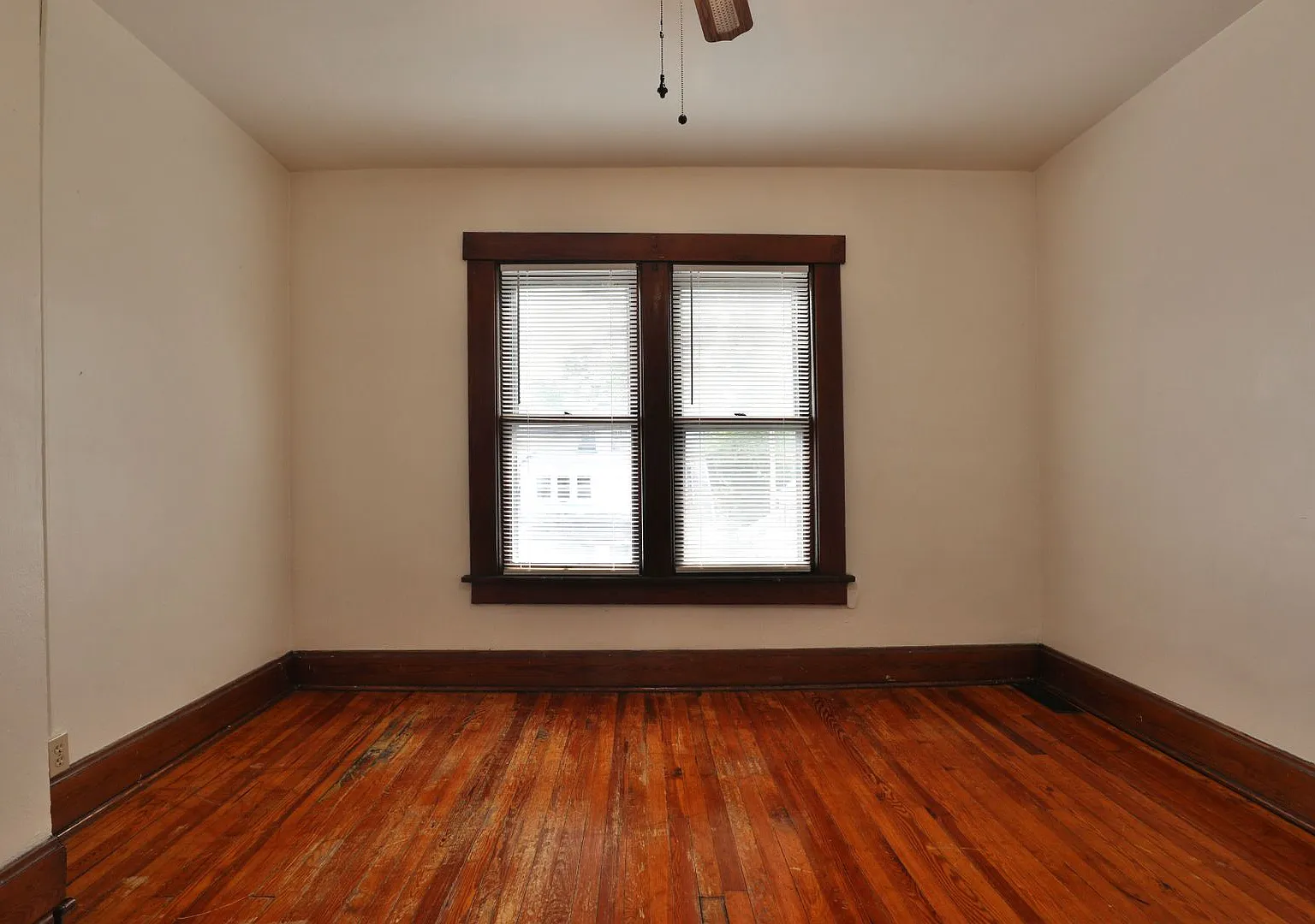 8 Bedroom North Campus Newly Remodeled House with 2 Decks and Patio — Photo 3
