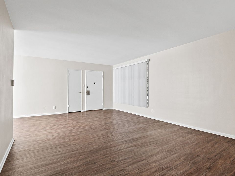 1st image of 321 S Doheny Dr #1018838