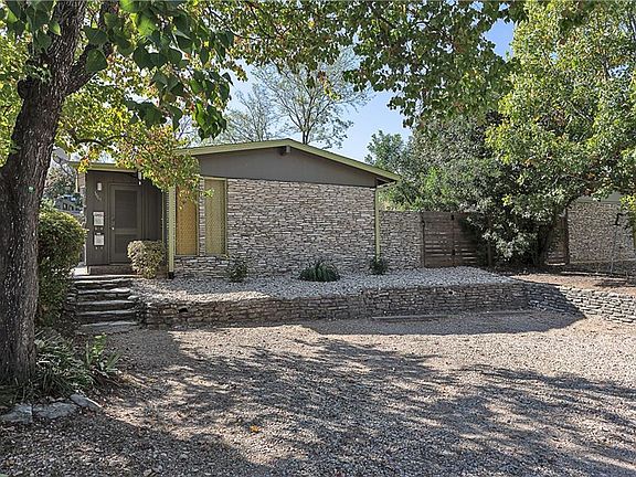 2nd image of 1119 Mariposa Dr #A