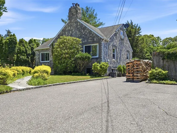 26 Hickory Road, Rocky Point, NY 11778