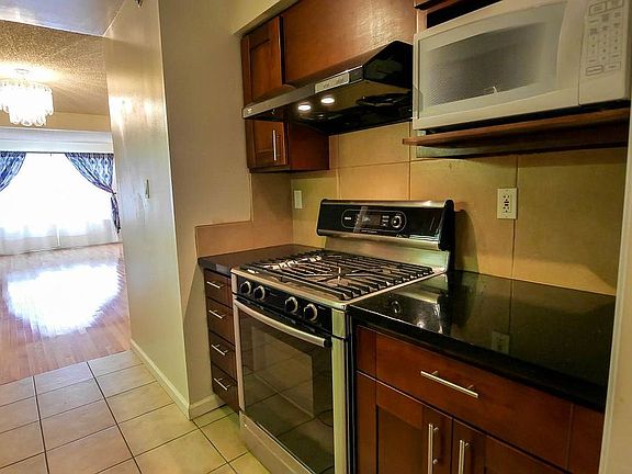 4th image of 2415 Greendale Dr