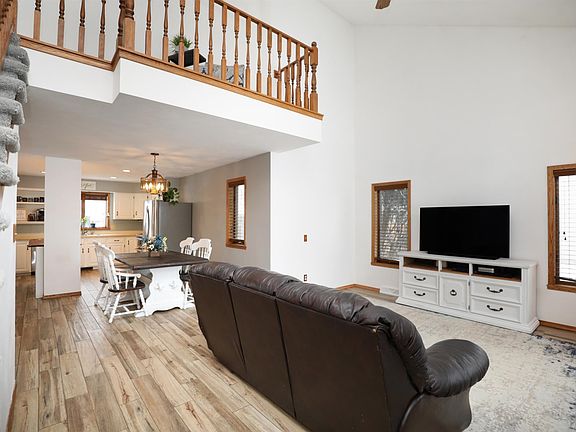 3rd image of 811 Trailsway Ln