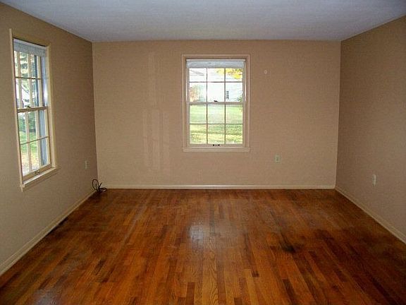 5th image of 194 Meadow St