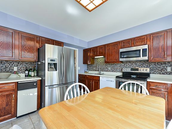 4th image of 1061 N George Mason Dr