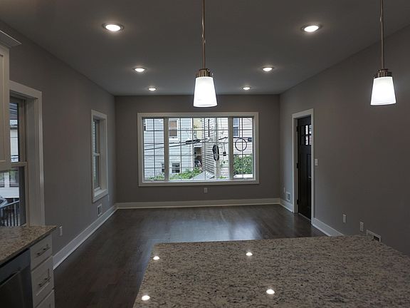 5th image of 137 Oxford Ave #1