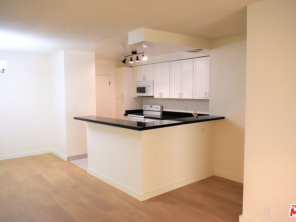 1st image of 642 N West Knoll Dr APT 104
