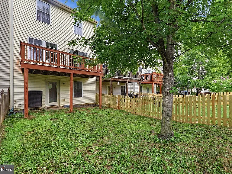 3 bed, 2.5 bath, 2150 sqft, $1,700 — Photo 3