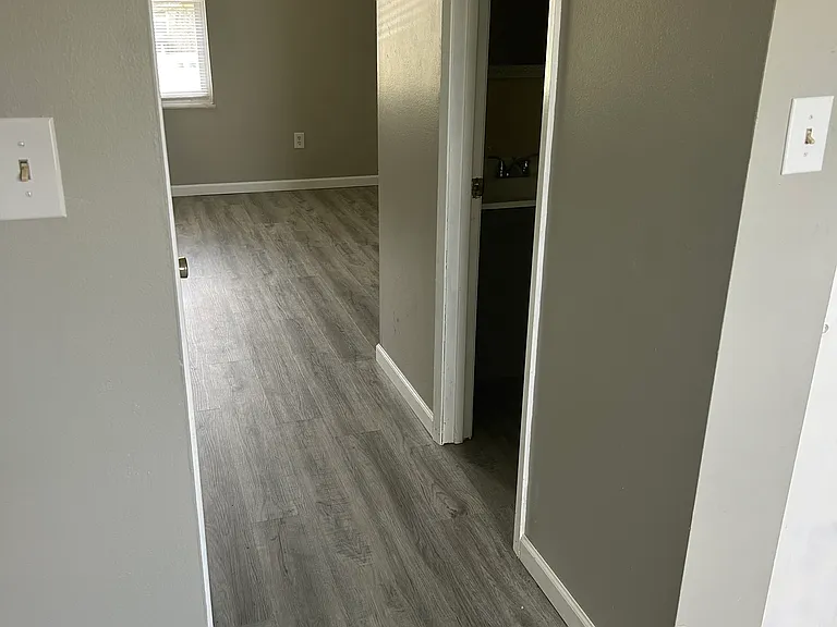 704 Red Oak Ln — Photo 2