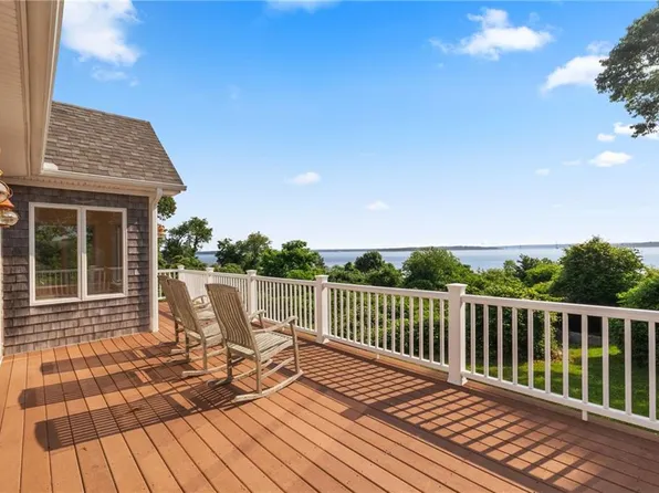 43 Fairview Ln, Portsmouth, RI 02871